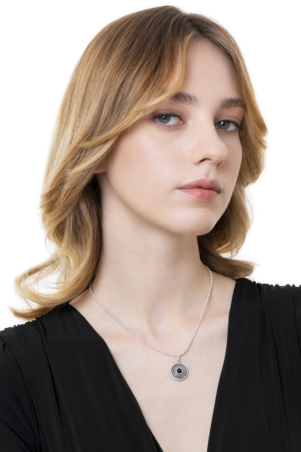 Collana con pendente scudo e onice nero