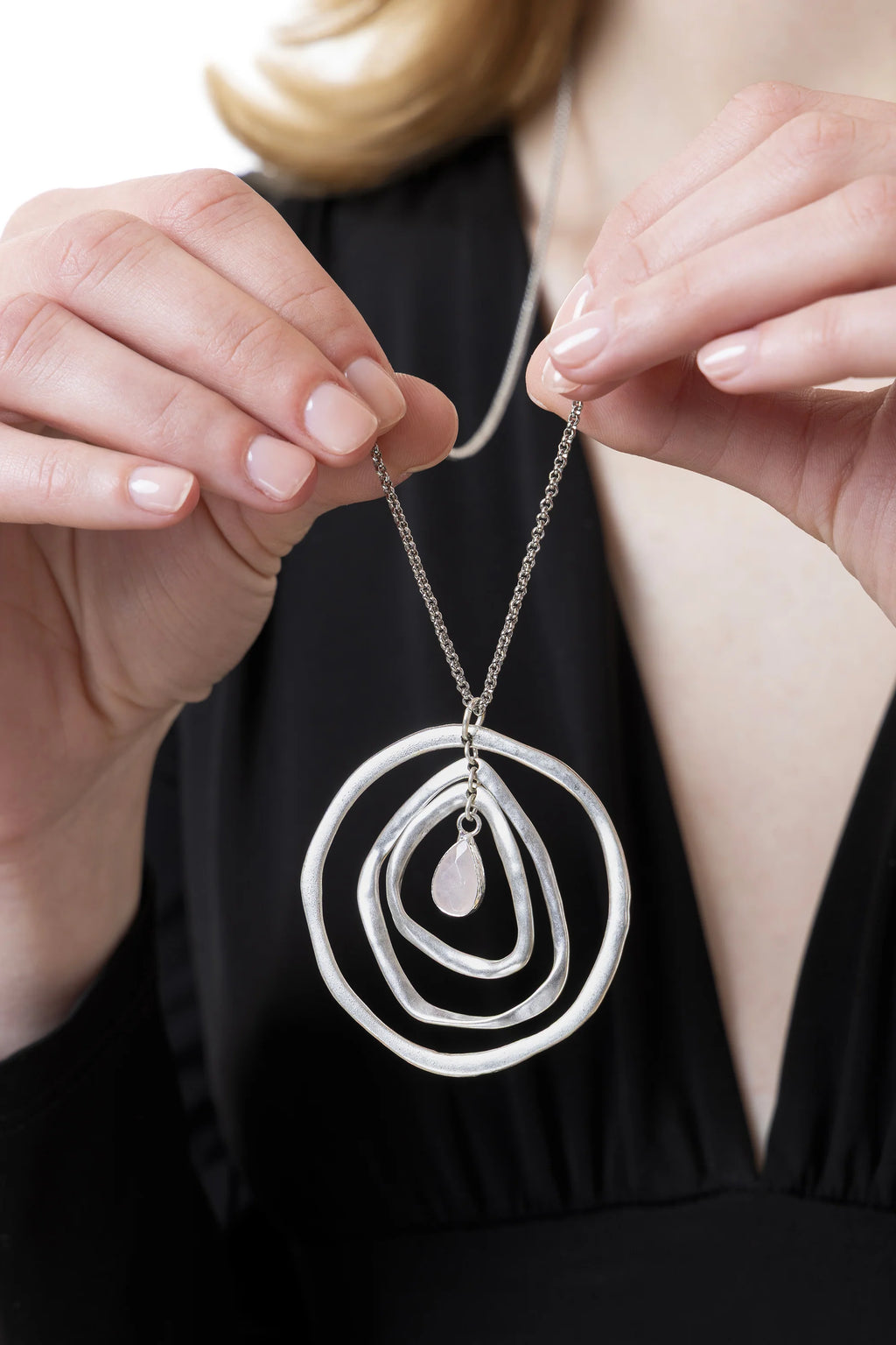 Collana lunga con pendente quarzo rosa