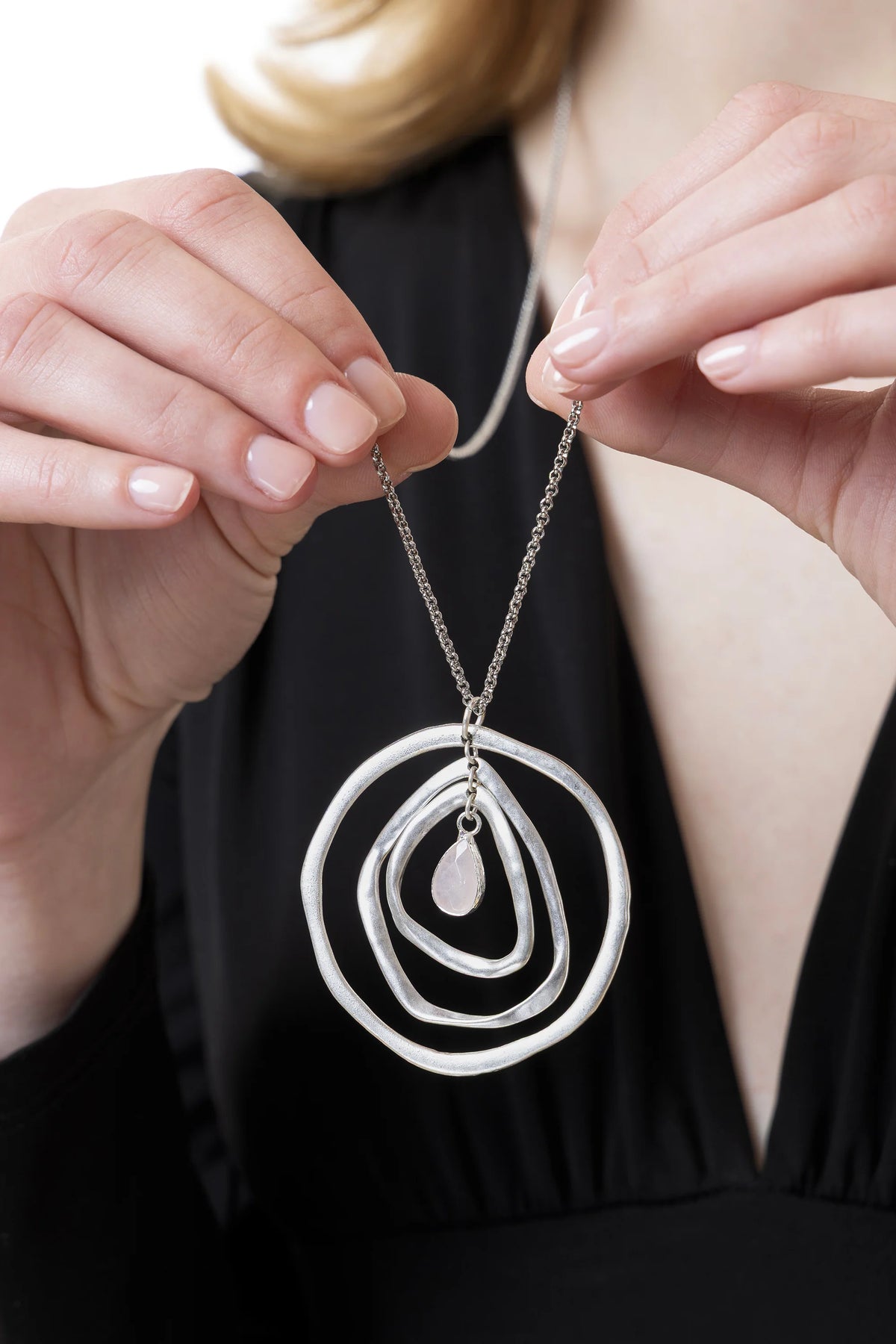 Collana lunga con pendente quarzo rosa